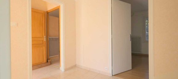 Casa de 3 dormitorios en Saint-Esteve, France No. 201246 7