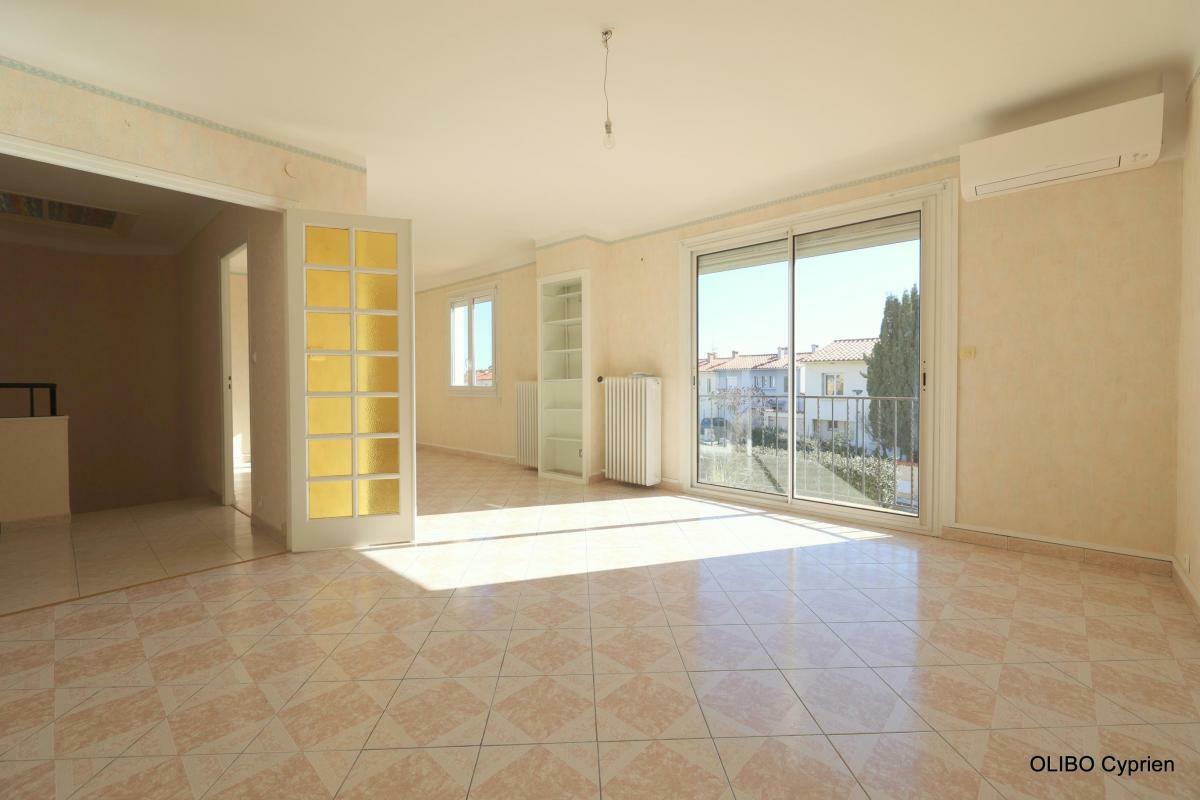 Casa de 3 dormitorios en Saint-Esteve, France No. 201246