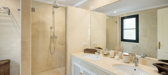 4 bedrooms House in La Quinta, Spain No. 187861 9