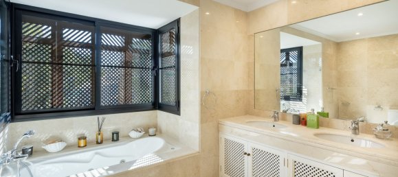 4 bedrooms House in La Quinta, Spain No. 187861 5