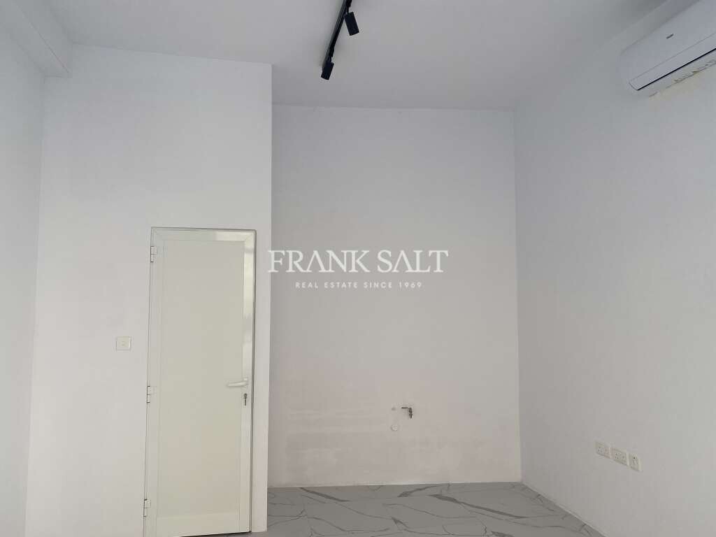  محل تجاري في Sliema, Malta 16متر مربع رقم 12491