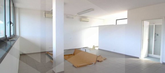 50m² Office in Bientina, Italy No. 26973 3