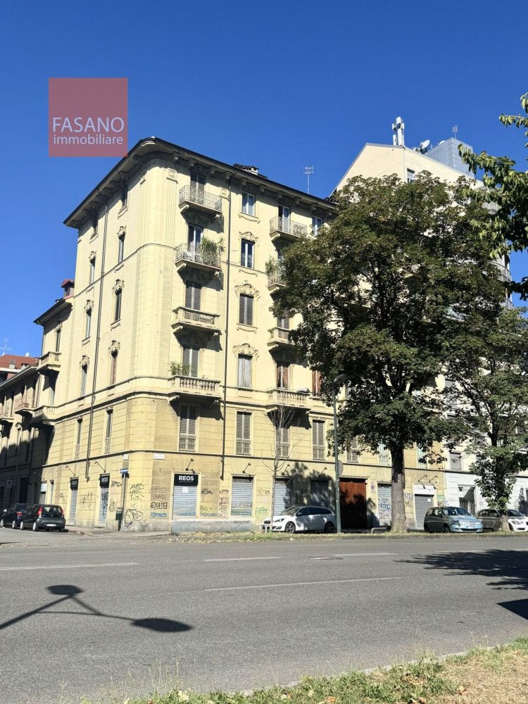 3 bedrooms Apartment in Turin, Italy No. 380319