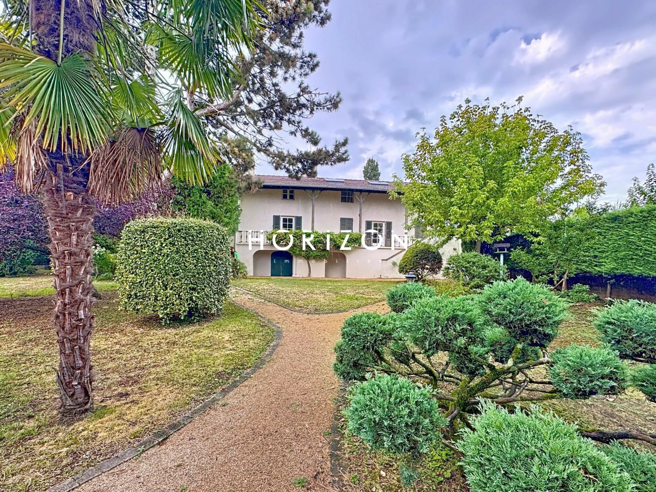 Дом с 8 комнатами в Шарне-ле-Макон, Франция № 358409