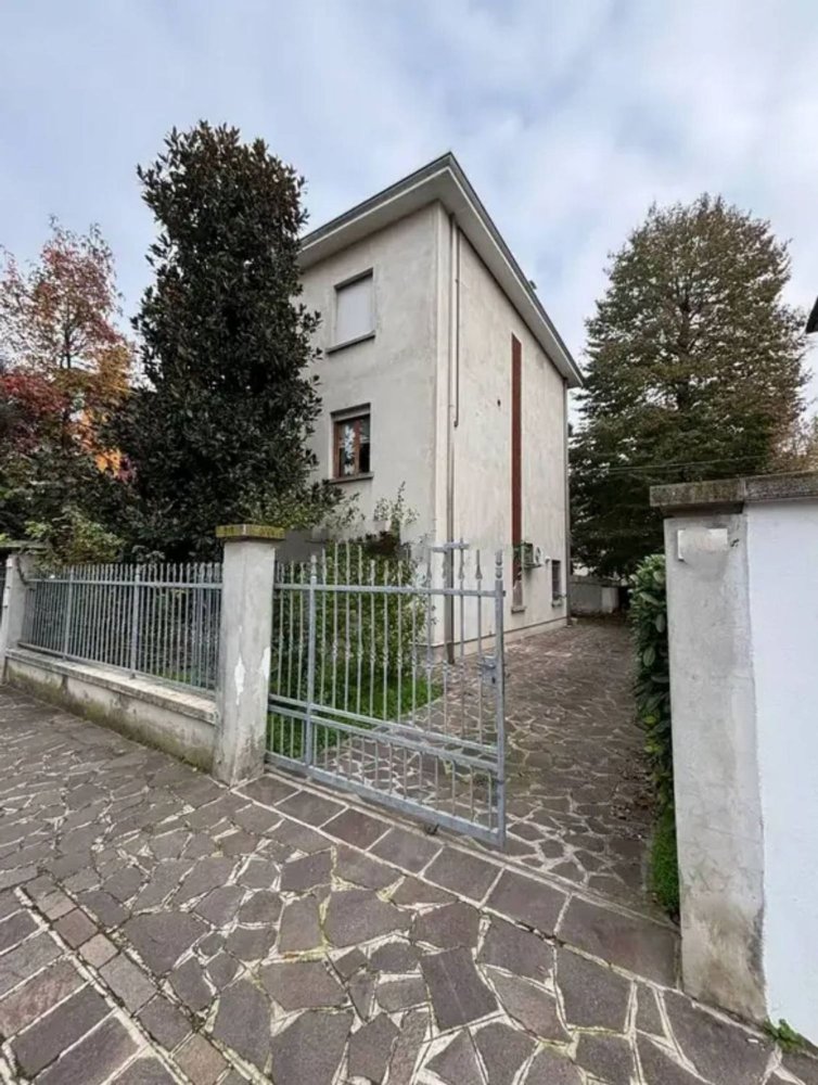 4 rooms House in Carpi, Italy No. 9984