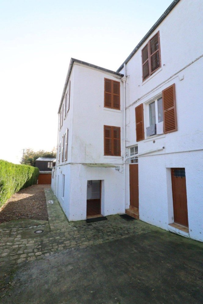 175m² Building in Louveciennes, France No. 148462