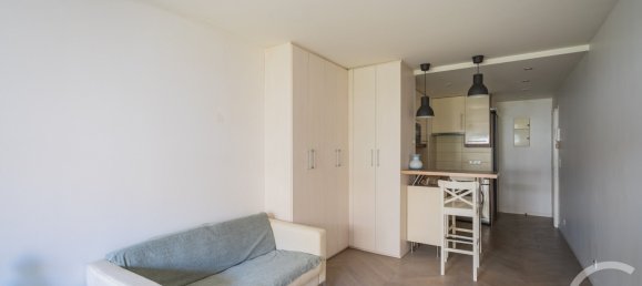 Studio in Paris, France No. 279791 3