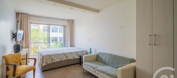 Studio in Paris, France No. 279791 2