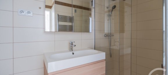 Studio in Paris, France No. 279791 7