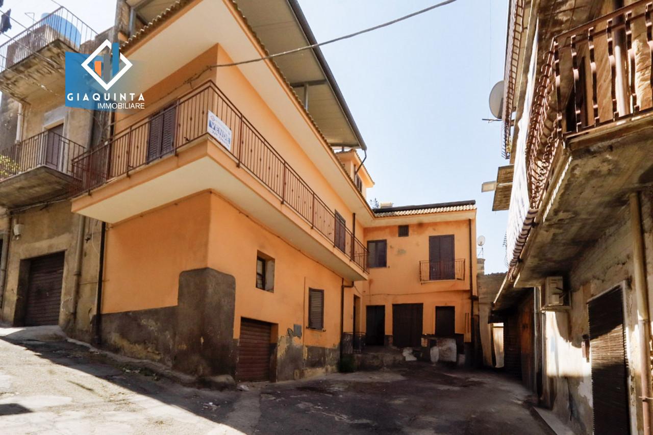 Casa de 4 habitaciónes en Palagonia, Italy No. 235508