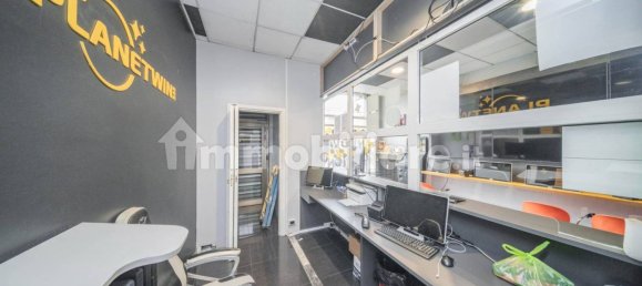 Коммерческая недвижимость с 2 комнатами в Турин, Италия № 351828 2