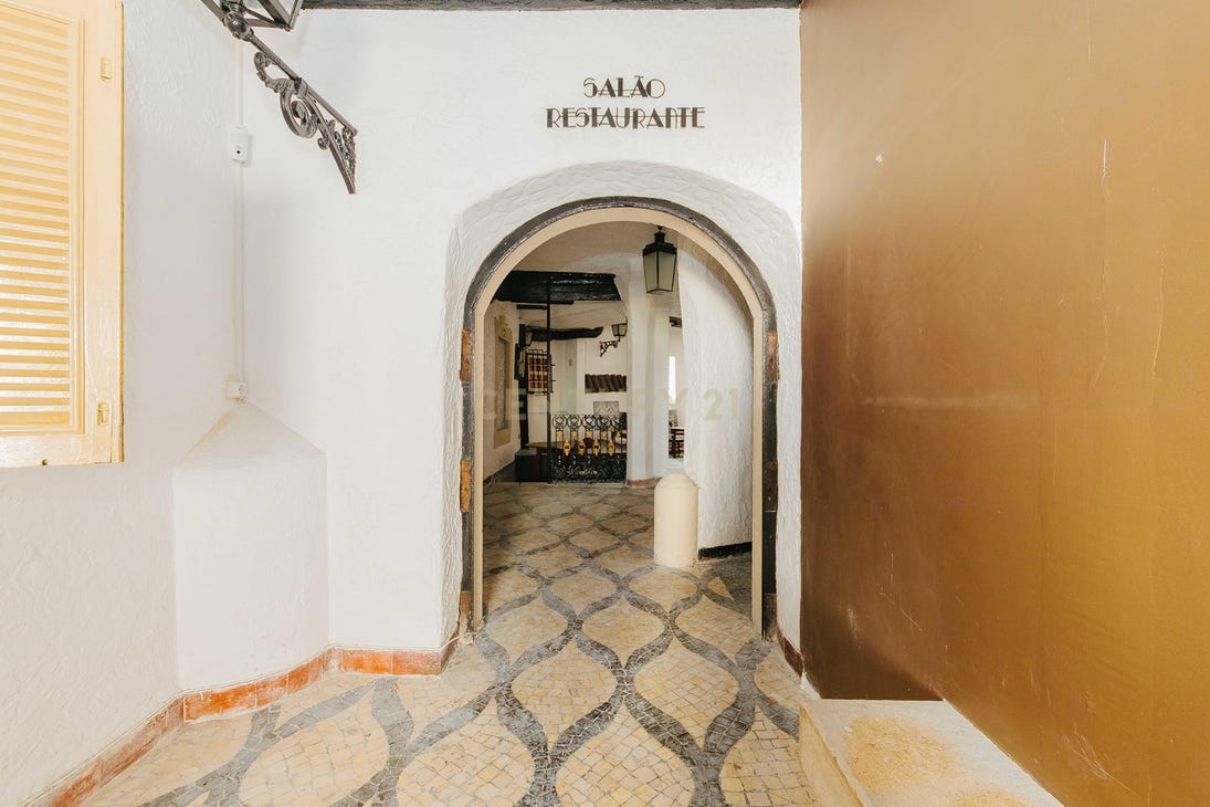 315m² Commercial property in Lisbon, Portugal No. 251711