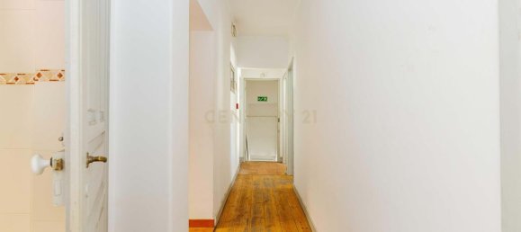 315m² Commercial property in Lisbon, Portugal No. 251711 18