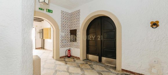 315m² Commercial property in Lisbon, Portugal No. 251711 4