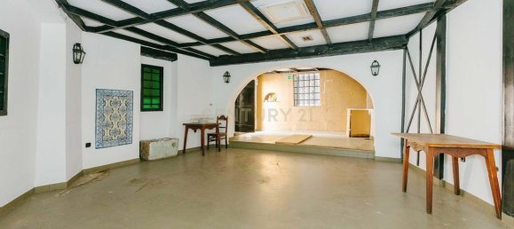 315m² Commercial property in Lisbon, Portugal No. 251711 11