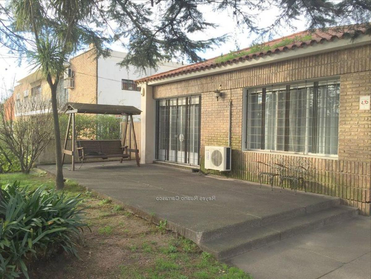 3 bedrooms House in Montevideo, Uruguay No. 4698