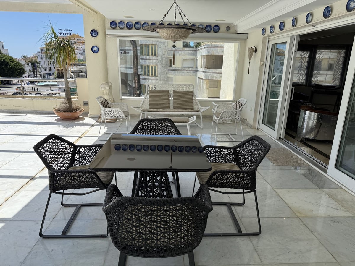 Apartamento de 4 dormitorios en Marbella, Spain No. 46477